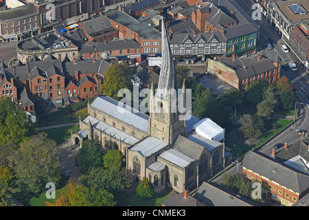 Die Luftaufnahme zeigt die Kirche der Heiligen Maria und allen Heiligen in Chesterfield mit verdrehten Turm. Stockfoto