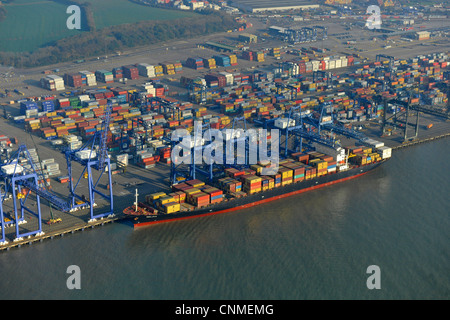 Luftaufnahme zeigt Felixstowe docks mit Schiff im Hafen, Containern und Kränen. Stockfoto