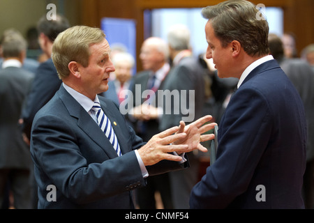 irische Taoiseach Enda Kenny und der britische Premierminister David Cameron Irland England Großbritannien Großbritannien Großbritannien Steuer- Stockfoto