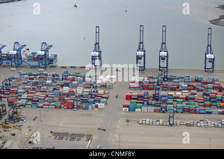 Die Luftaufnahme zeigt Felixstowe Docks mit Versandbehälter und Krane. Stockfoto