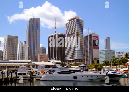 Miami Florida, Biscayne Bay Water, Bay Waterside Marketplace Marina, Downtown Skyline, Bürogebäude, City Skyline Stadtbild, Hochhaus Wolkenkratzer Wolkenkratzer Stockfoto