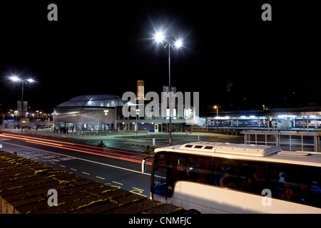 Newport-Bahnhof am Queensway in der Nacht. Stockfoto