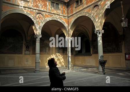 Eine Frau besucht die Basilica della Santissima Annunziata de Florence, Italy, 27. Februar 2012. Stockfoto
