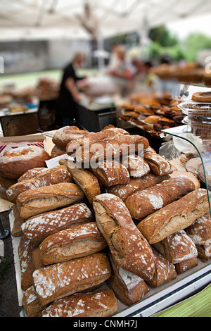 Artisan Brot zum Verkauf an Marktstand mit Menschen im Hintergrund, Frankreich Stockfoto