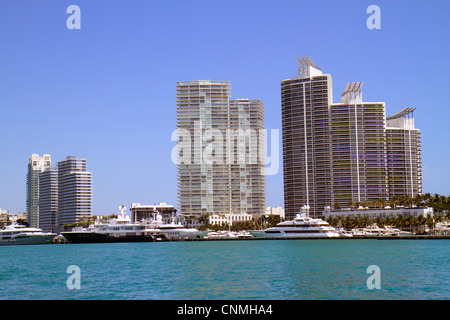 Miami Beach Florida, Biscayne Bay, Miami Beach, Marina, Megayachten, Hochhaus, Eigentumswohnung am Wasser, Wohn-, Apartment, Apartments, Wohnung, Gebäude, Gebäude Stockfoto