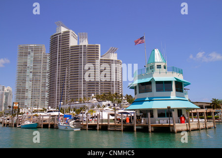 Miami Beach Florida, Biscayne Bay, Miami Beach, Marina, Hochhaus, Eigentumswohnung am Wasser, Wohnanlage, Wohnung, Apartments, Wohnung, Gebäude, Gebäude, Stadthimmel Stockfoto