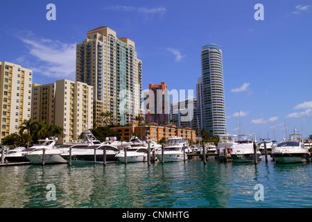 Miami Beach Florida, Biscayne Bay, Miami Beach, Marina, Hochhaus, Eigentumswohnung am Wasser, Wohnanlage, Wohnung, Apartments, Wohnung, Gebäude, Gebäude, Stadthimmel Stockfoto