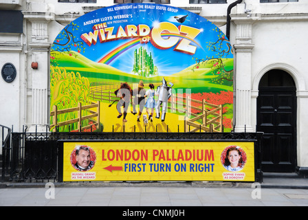 Plakat zur Förderung der musikalischen "The Wizard of Oz" außerhalb der Londoner Palladium, London, UK Stockfoto