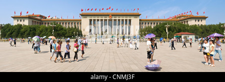 4 Bild Stich Panoramablick auf chinesische Touristen am Tiananmen-Platz mit der großen Halle des Volkes in den Hintergrund. Stockfoto