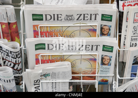 Sterben Sie Zeit deutsche Zeitungen auf einem Ständer Stockfoto