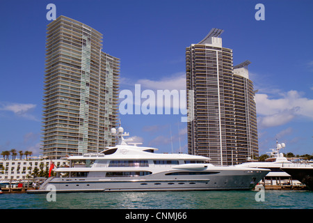 Miami Beach Florida, Biscayne Bay, Miami Beach, Marina, Hochhaus, Eigentumswohnung am Wasser, Wohnanlage, Wohnung, Apartments, Wohnung, Gebäude, Gebäude, Stadthimmel Stockfoto