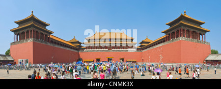 3 Bild Stich Panorama von Massen von Touristen auf ihrem Weg durch die Meridian-Tor, der Eingang in die Verbotene Stadt. Stockfoto