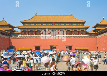 Massen von Touristen, die ihren Weg durch die Meridian-Tor - die richtige Haupteingang in die Verbotene Stadt. Stockfoto