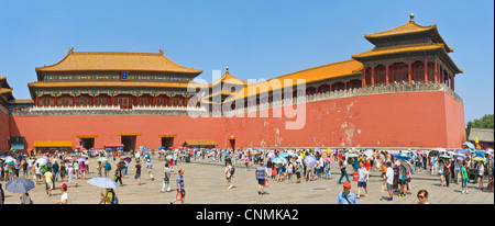 2 Bild Stich Panorama von Massen von Touristen auf ihrem Weg durch die Meridian-Tor, der Eingang in die Verbotene Stadt. Stockfoto