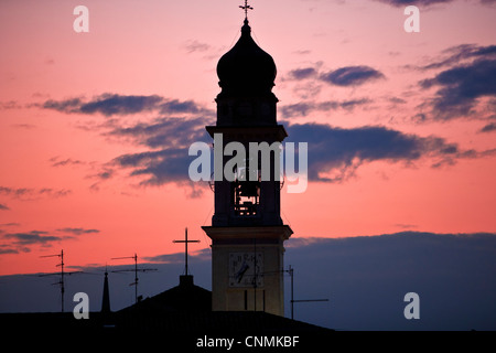 Torri del Benaco Kirchturm in der Abenddämmerung, Gardasee, Italien Stockfoto