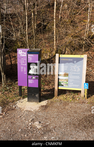 Lake District National Park Parken bezahlen Punkt Fahrkartenautomat in der Nähe von Elterwater Dorf Cumbria England Vereinigtes Königreich UK Stockfoto