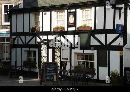 Queens Head Hotel Bar und Restaurant im Lake District National Park Hawkshead Dorf Cumbria England Vereinigtes Königreich UK Stockfoto