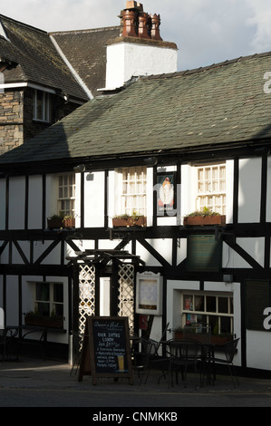 Queens Head Hotel Bar und Restaurant im Lake District National Park Hawkshead Dorf Cumbria England Vereinigtes Königreich UK Stockfoto