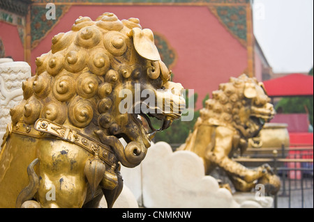 Ein paar goldene Löwen in der Stellungnahme des chinesischen Volkes steht erschrecken vor das Tor der Himmlischen Reinheit Teufel entfernt. Stockfoto