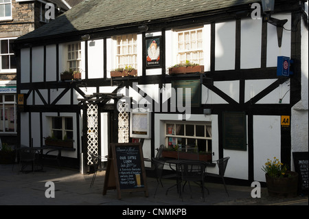 Queens Head Hotel Bar und Restaurant im Lake District National Park Hawkshead Dorf Cumbria England Vereinigtes Königreich UK Stockfoto