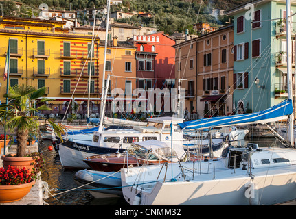 Boote im Hafen von Torri del Benaco, Gardasee, Italien Stockfoto