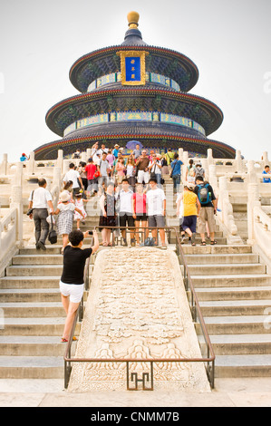Touristen in der Halle des Gebets für gute Ernten zeigt die Danbi Treppe Steinschnitzereien. Stockfoto