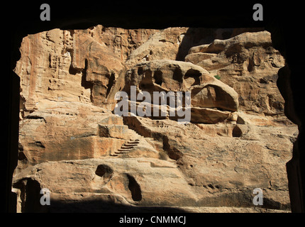 Felsformationen des Siq al-Barid zeigen bleibt der nabatäischen Kultur aus einer Höhle in Little Petra gesehen. Beidha, Jordanien. Stockfoto