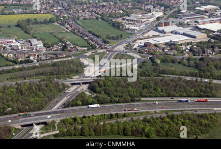 Luftbild mit Blick nach Nordosten auf die A62 Gelderd Road der Abfahrt 27 der M62 bei Birstall & Gildersome, in der Nähe von Leeds Stockfoto