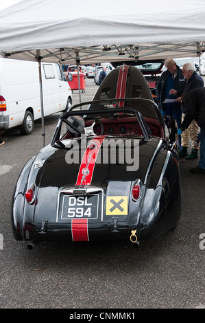 Schwarzer Jaguar XK150 Sportwagen-Rennen im Fahrerlager am Oulton Park Motor Racing Circuit Cheshire England Vereinigtes Königreich UK Stockfoto