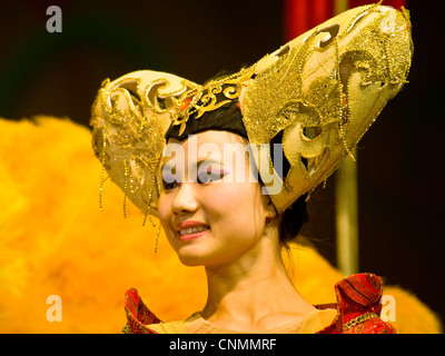 Eine Nahaufnahme von einem der Darsteller im atemberaubenden Chaoyang akrobatische Theater in Peking. Stockfoto