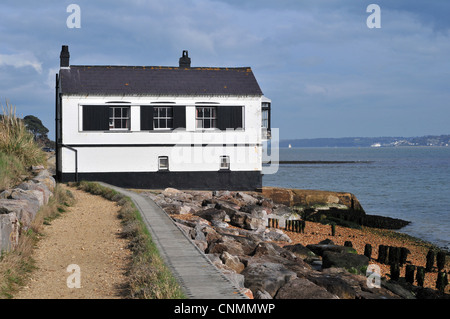 Die historischen Watch House auf dem Vorland in Lepe, Hampshire, England am Nordufer des Solent Stockfoto