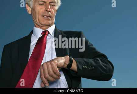 Geschäftsmann Überprüfung Uhr im freien Stockfoto