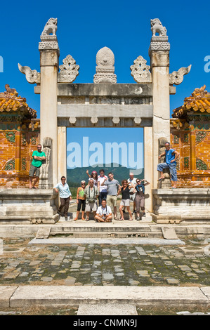 Eine Gruppe von europäischen Touristen an der Drache und Phoenix Gateway - der Haupteingang zu den Qing-Gräbern. Stockfoto