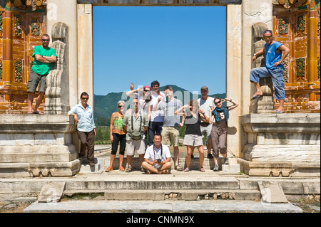 Eine Gruppe von europäischen Touristen an der Drache und Phoenix Gateway - der Haupteingang zu den Qing-Gräbern. Stockfoto