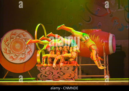 Eines der Handlungen auf atemberaubende akrobatische Chaoyang Theater in Peking. Stockfoto