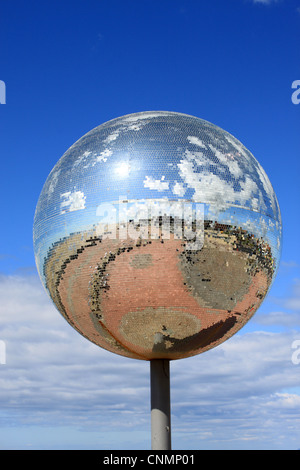 Riesige Spiegelkugel auf der Promenade am South Shore Blackpool, Lancashire. Stockfoto