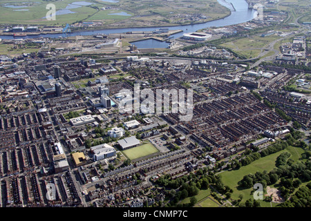 Luftaufnahme der Stadt Middlesbrough und des Flusses Tees und der Teesside University prominent Stockfoto