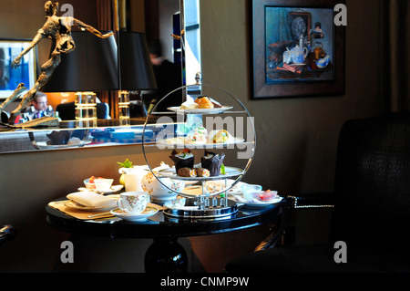 Nachmittagstee im Four Seasons Hotel, Park Lane, London, England, UK Stockfoto
