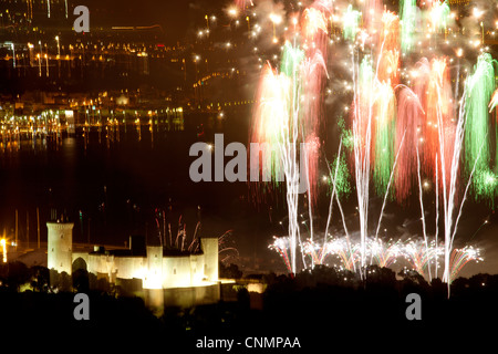 Feuerwerk über dem Schloss Bellver während der Fiesta von San Sebastian in Palma De Mallorca Stockfoto