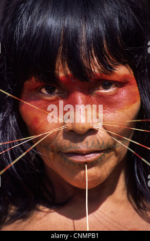 Matsés Frau des Jaguar-Clans mit Stammes-Gesichts-Tattoo und Malerei. Chobayacu Fluss, Provinz Loreto, Peru. Stockfoto