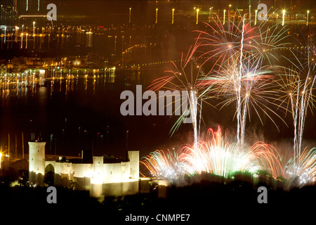 Feuerwerk über dem Schloss Bellver während der Fiesta von San Sebastian in Palma De Mallorca Stockfoto