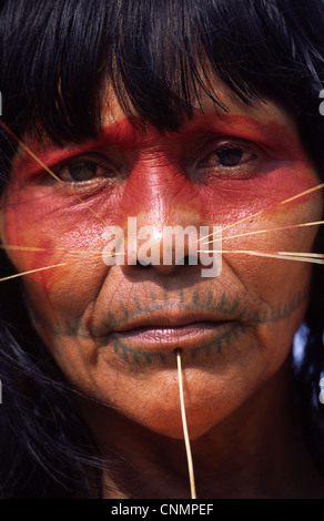 Matsés Frau des Jaguar-Clans mit Stammes-Gesichts-Tattoo und Malerei. Chobayacu Fluss, Provinz Loreto, Peru. Stockfoto