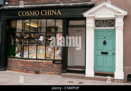 China-Shop mit Bogen fronted Fenster und attraktives Eingangstor in einer Straße in Canterbury, Kent, UK Stockfoto