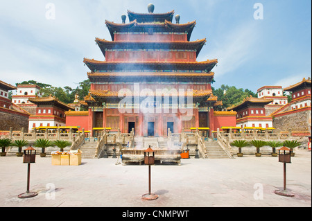 Rauch von Weihrauch außerhalb der Grand Hall des Mahayana im Häckselung Bhudist Tempel in Chengde. Stockfoto