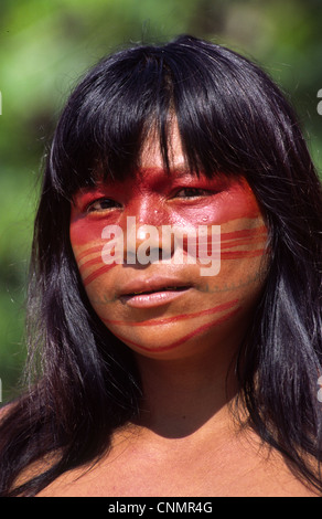 Matsés Frau mit Stammes-Gesichts-Tattoo und Malerei. Chobayacu Fluss, Provinz Loreto, Peru. Stockfoto