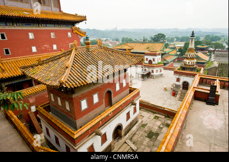 Eine Luftaufnahme des Hofes vor der Grand Hall des Mahayana im Häckselung Bhudist Tempel in Chengde. Stockfoto