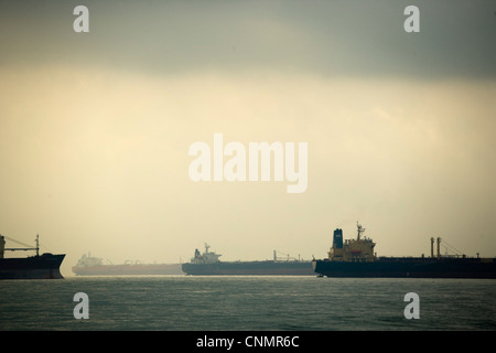 Ein paar von den mehreren hundert Schiffe vor Anker abseits der Küste von Singapur, auf Dienstag, 12. Mai 2009. Stockfoto