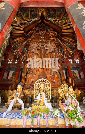 Die riesige hölzerne Bodhisattva Avalokiteśvara in der Grand Hall des Mahayana im Häckselung Tempel in Chengde. Stockfoto