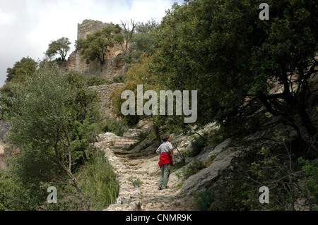 Wanderer auf dem Weg zu den Ruinen des Castell Alaro, Insel Mallorca, Spanien Stockfoto