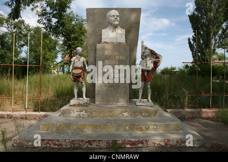 Lenin-Denkmal in einem verlassenen jungen Pionier-Camp in Barskoon am Südufer des Issyk-Kul-See, Kirgisistan. Stockfoto